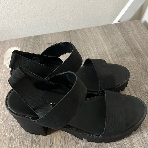 Madden Girl Elegant Black  Platform Sandals - Picture 3 of 6